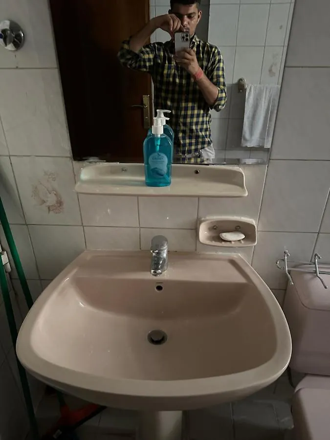 Апартаменты Only Male Gender Partition Small Room Абу-Даби ОАЭ